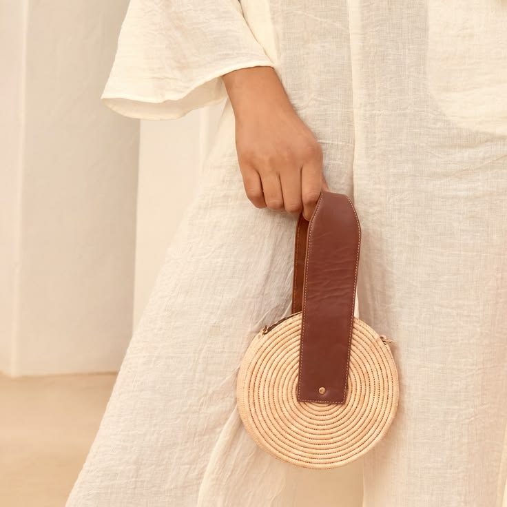 Sac rond en raphia et anse en cuir