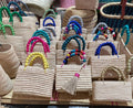 Sac Cabas en Raffia Tressé – Anses Perlées Colorées (Copie)