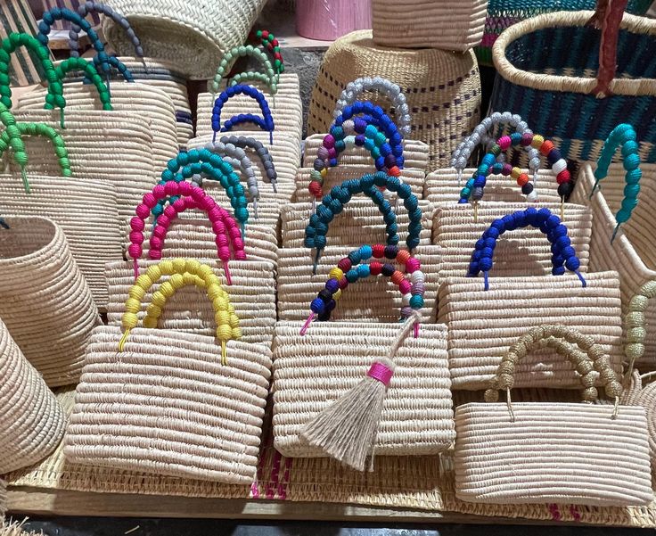Sac Cabas en Raffia Tressé – Anses Perlées Colorées (Copie)