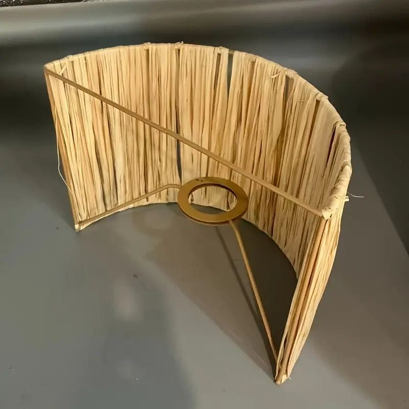 Abat-jour Artisanal en Raffia – Structure Dorée